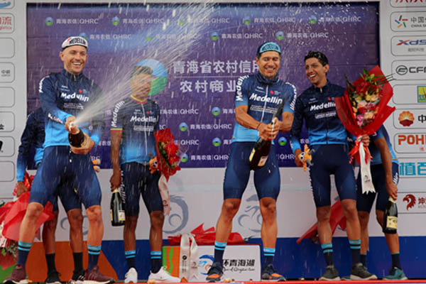 鸣枪开赛 “环湖赛”首日骑手经历降雨降温考验