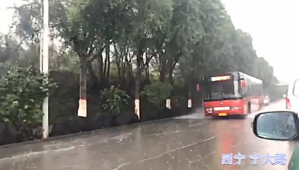受降水影响西宁马路变河道